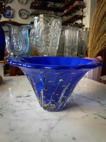 Foto de um(a) Antigo Bowl Centro De Mesa Fruteira Murano Italiano Com Ouro, da categoria de Travessas e tigelas. Belo bowl centro de mesa em Murano na cor azul royal, técnica de trabalho Bullicante com detalhes em ouro 18k. Peça... Mostrado de uma perspectiva diferente. Vendido no marketplace Trésors.