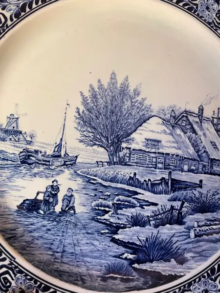 Foto de um(a) Antigos Pratos Medalhões Porcelana Azul E Branco Delft Blue, da categoria de Pratos Decorativos. ~ Delft Blue ~ Antigo e raro conjunto com quatro grandes pratos/medalhões decorativos em porcelana artística, da renomada... Mostrado de uma perspectiva diferente. Vendido no marketplace Trésors.
