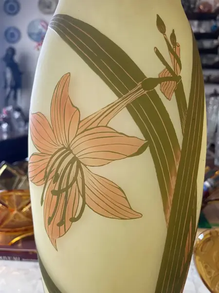 Foto de um(a) Antigo Grande Vaso Art Nouveau Vidro Francês Arsall Glass, da categoria de Vasos. ~ Arsall Glass ~Antigo e grande vaso francês em vidro artístico em tons de verde. A peça é toda feita à mão, decoração... Mostrado de uma perspectiva diferente. Vendido no marketplace Trésors.