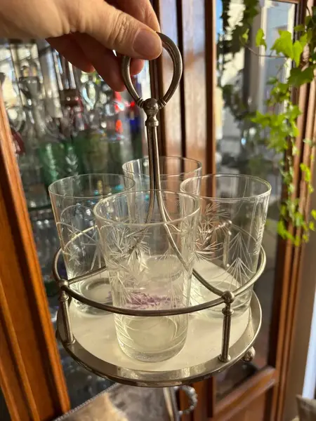 Foto de um(a) Antigo Raro Porta Copos De Cristal E Majólica Prata Wmf, da categoria de Porta-copos. Um clássico atemporal. Muito usado na década de 1940/50. Antigo porta copos em majólica alemã com armação em metal... Mostrado de uma perspectiva diferente. Vendido no marketplace Trésors.