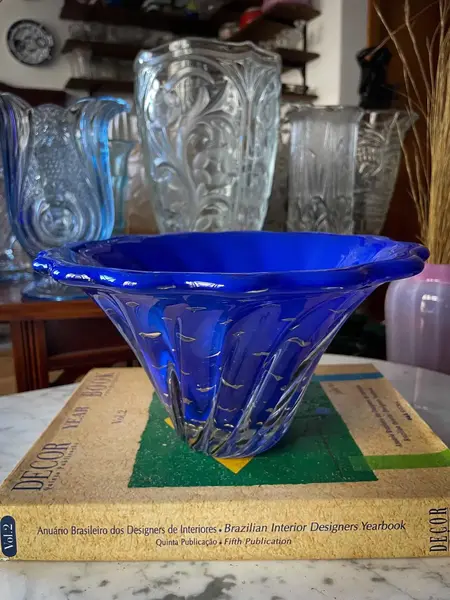 Foto de um(a) Antigo Bowl Centro De Mesa Fruteira Murano Italiano Com Ouro, da categoria de Travessas e tigelas. Belo bowl centro de mesa em Murano na cor azul royal, técnica de trabalho Bullicante com detalhes em ouro 18k. Peça... Mostrado de uma perspectiva diferente. Vendido no marketplace Trésors.