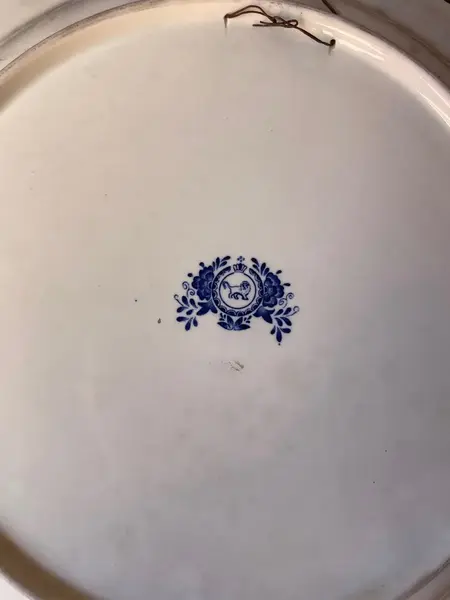 Foto de um(a) Antigos Pratos Medalhões Porcelana Azul E Branco Delft Blue, da categoria de Pratos Decorativos. ~ Delft Blue ~ Antigo e raro conjunto com quatro grandes pratos/medalhões decorativos em porcelana artística, da renomada... Mostrado de uma perspectiva diferente. Vendido no marketplace Trésors.