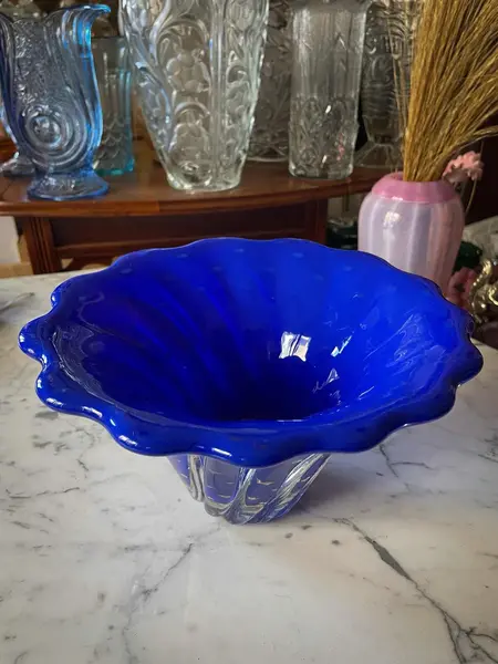 Foto de um(a) Antigo Bowl Centro De Mesa Fruteira Murano Italiano Com Ouro, da categoria de Travessas e tigelas. Belo bowl centro de mesa em Murano na cor azul royal, técnica de trabalho Bullicante com detalhes em ouro 18k. Peça... Mostrado de uma perspectiva diferente. Vendido no marketplace Trésors.