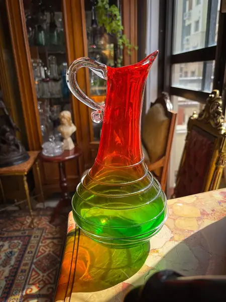 Foto de um(a) Antiga Jarra Art Deco Em Legítimo Murano Italiano Vermelho, da categoria de Jarros. Antiga e diferente jarra em Murano Italiano em tons de vermelho e verde, peca artística, toda feita à mão. Uma... Mostrado de uma perspectiva diferente. Vendido no marketplace Trésors.
