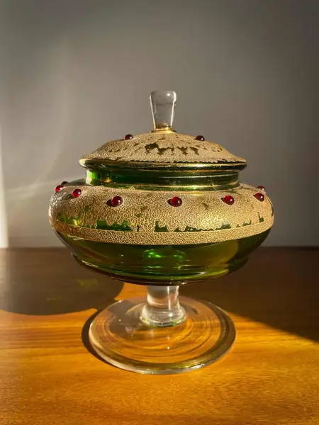 Foto de um(a) Antiga Bomboniere Compoteira Em Cristal Murano Veneziano, da categoria de Garrafas, potes e jarros. Murano Veneziano com ouro. Antiga bomboniere artística do período Vitoriano, início do século XX. Toda pintada à mão com... Mostrado de uma perspectiva diferente. Vendido no marketplace Trésors.