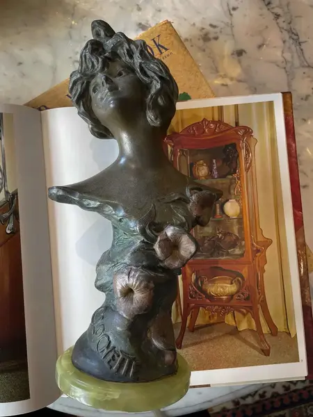 Foto de um(a) Antiga Escultura Busto Dama Assinado Pétit Bronze Francês, da categoria de Escultura. ~ Clochette ~Antiga e majestosa escultura artística representando busto feminino. Feita em pétit bronze francês de altíssima... Mostrado de uma perspectiva diferente. Vendido no marketplace Trésors.
