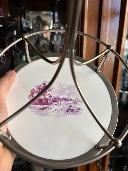 Foto de um(a) Antigo Raro Porta Copos De Cristal E Majólica Prata Wmf, da categoria de Porta-copos. Um clássico atemporal. Muito usado na década de 1940/50. Antigo porta copos em majólica alemã com armação em metal... Mostrado de uma perspectiva diferente. Vendido no marketplace Trésors.
