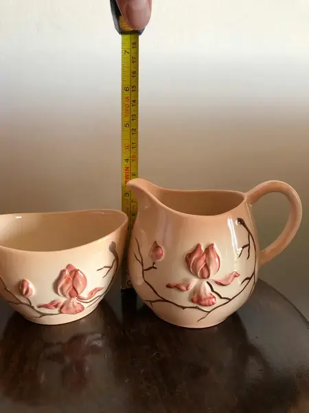 Foto de um(a) Antiga Jarrinha Cremeira Bowl Porcelana Inglesa Carlton Ware, da categoria de Garrafas, potes e jarros. Carlton Ware - Australian Design. Jarrinha e bowl em porcelana inglesa, manufatura CW, muito colecionável e decorativos.... Mostrado de uma perspectiva diferente. Vendido no marketplace Trésors.