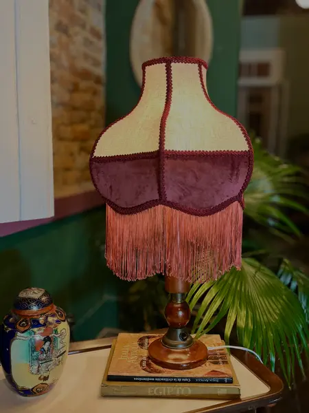 Foto de um(a) Abajur HÉRITAGE em madeira nobre, da categoria de Abajures. Encante-se com este lindo pé de abajur antigo, confeccionado em madeira nobre com acabamento em metal, medindo 16,5 cm de... Mostrado de uma perspectiva diferente. Vendido no marketplace Trésors.