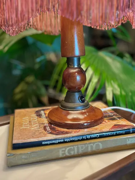 Foto de um(a) Abajur HÉRITAGE em madeira nobre, da categoria de Abajures. Encante-se com este lindo pé de abajur antigo, confeccionado em madeira nobre com acabamento em metal, medindo 16,5 cm de... Mostrado de uma perspectiva diferente. Vendido no marketplace Trésors.