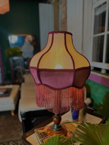 Foto de um(a) Abajur HÉRITAGE em madeira nobre, da categoria de Abajures. Encante-se com este lindo pé de abajur antigo, confeccionado em madeira nobre com acabamento em metal, medindo 16,5 cm de... Mostrado de uma perspectiva diferente. Vendido no marketplace Trésors.