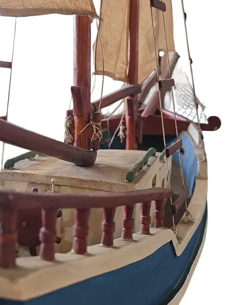Foto de um(a) Veleiro Antigo em Madeira – Escuna Clássica Pintada à Mão, da categoria de Modelos de barcos. Encanto e Nostalgia em Cada Detalhe Este magnífico veleiro antigo é uma peça decorativa que evoca a era de ouro da... Mostrado de uma perspectiva diferente. Vendido no marketplace Trésors.