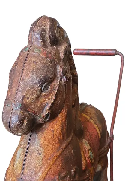 Foto de um(a) Pônei Mobo Bronco – Original England, da categoria de Brinquedos antigos. Este exemplar autêntico do "Mobo Bronco" é uma verdadeira peça de história. Fabricado na Inglaterra. Mostrado de uma perspectiva diferente. Vendido no marketplace Trésors.