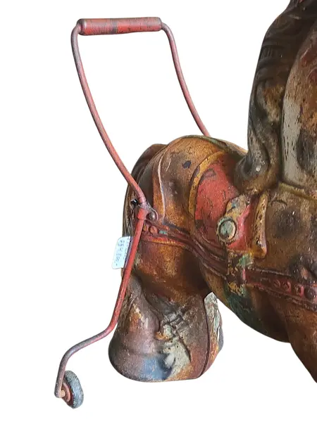 Foto de um(a) Pônei Mobo Bronco – Original England, da categoria de Brinquedos antigos. Este exemplar autêntico do "Mobo Bronco" é uma verdadeira peça de história. Fabricado na Inglaterra. Mostrado de uma perspectiva diferente. Vendido no marketplace Trésors.