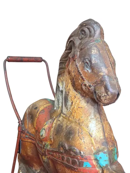 Foto de um(a) Pônei Mobo Bronco – Original England, da categoria de Brinquedos antigos. Este exemplar autêntico do "Mobo Bronco" é uma verdadeira peça de história. Fabricado na Inglaterra. Mostrado de uma perspectiva diferente. Vendido no marketplace Trésors.