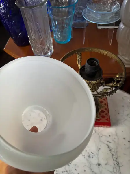 Foto de um(a) Antiga Luminária Clássica Abajur De Mesa Bronze E Opalina, da categoria de Abajures. Antigo e lindo abajur com estrutura em bronze todo trabalhado e cúpula em opalina branca. Todo original. Medidas 36x19cm. Mostrado de uma perspectiva diferente. Vendido no marketplace Trésors.