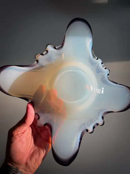 Foto de um(a) Antigo Bowl Decorativo Centro Em Murano Seguso Opalescente, da categoria de Centro de mesa. ~ Opalescent Glass ~Antigo e belíssimo bowl decorativo ou centro de mesa em Murano italiano opalescente com a borda lilás.... Mostrado de uma perspectiva diferente. Vendido no marketplace Trésors.