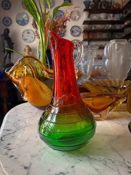 Foto de um(a) Antiga Jarra Art Deco Em Legítimo Murano Italiano Vermelho, da categoria de Jarros. Antiga e diferente jarra em Murano Italiano em tons de vermelho e verde, peca artística, toda feita à mão. Uma... Mostrado de uma perspectiva diferente. Vendido no marketplace Trésors.