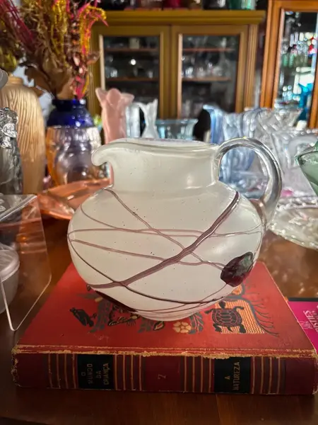Foto de um(a) Antiga Jarra Art Deco Murano Iridescente Martin Weinberger, da categoria de Jarros. ~ Martin Weinberger / Germany ~Antiga jarra bojuda em Murano artístico iridescente. Trabalho totalmente manual, decoração... Mostrado de uma perspectiva diferente. Vendido no marketplace Trésors.