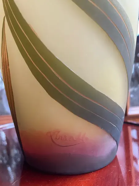 Foto de um(a) Antigo Grande Vaso Art Nouveau Vidro Francês Arsall Glass, da categoria de Vasos. ~ Arsall Glass ~Antigo e grande vaso francês em vidro artístico em tons de verde. A peça é toda feita à mão, decoração... Mostrado de uma perspectiva diferente. Vendido no marketplace Trésors.