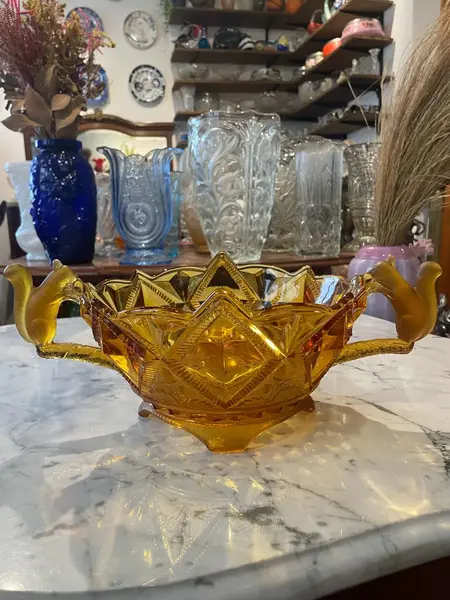 Foto de um(a) Antigo Raro Centro De Mesa Vidro Art Deco Esquilo Brockwitz, da categoria de Centro de mesa. ~ Brockwitz Glass ~Para quem gosta de peças exclusivas. Antigo bowl centro de mesa em vidro artístico âmbar com decoração em... Mostrado de uma perspectiva diferente. Vendido no marketplace Trésors.