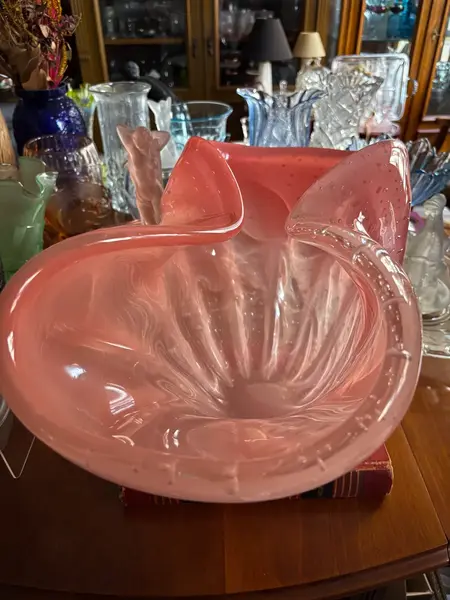 Foto de um(a) Antigo Grande Centro De Mesa Murano Italiano Opalescente, da categoria de Centro de mesa. ~ Italy Glass ~Imponente, elegante e absolutamente único. Antigo e grande centro de mesa artístico em Murano leitoso em tons... Mostrado de uma perspectiva diferente. Vendido no marketplace Trésors.