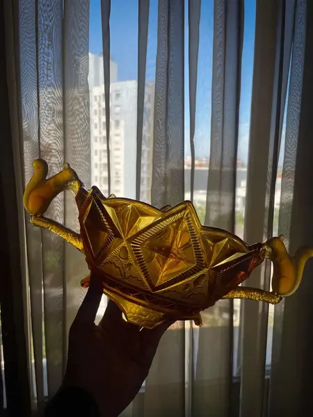 Foto de um(a) Antigo Raro Centro De Mesa Vidro Art Deco Esquilo Brockwitz, da categoria de Centro de mesa. ~ Brockwitz Glass ~Para quem gosta de peças exclusivas. Antigo bowl centro de mesa em vidro artístico âmbar com decoração em... Mostrado de uma perspectiva diferente. Vendido no marketplace Trésors.