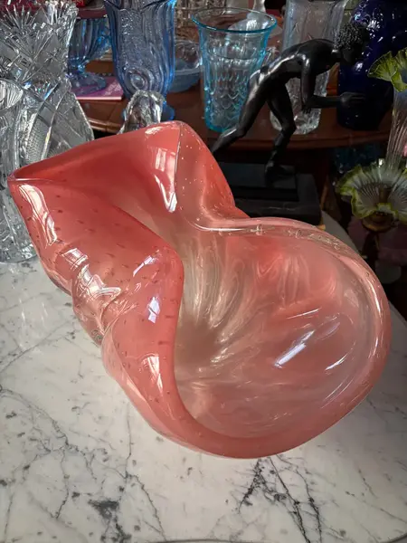 Foto de um(a) Antigo Grande Centro De Mesa Murano Italiano Opalescente, da categoria de Centro de mesa. ~ Italy Glass ~Imponente, elegante e absolutamente único. Antigo e grande centro de mesa artístico em Murano leitoso em tons... Mostrado de uma perspectiva diferente. Vendido no marketplace Trésors.
