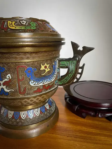 Foto de um(a) Antigo Potiche Defumador Incensário Japonês Bronze Cloisonné, da categoria de Garrafas, potes e jarros. Antigo e raro potiche defumador em bronze maciço com decoração manual da primorosa técnica Cloisonné, trabalho em esmalte na... Mostrado de uma perspectiva diferente. Vendido no marketplace Trésors.