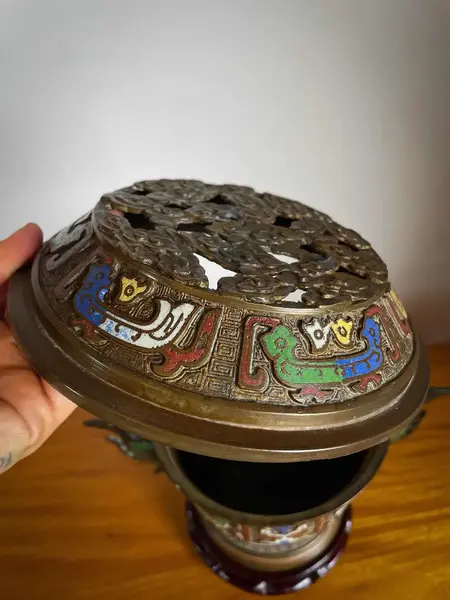 Foto de um(a) Antigo Potiche Defumador Incensário Japonês Bronze Cloisonné, da categoria de Garrafas, potes e jarros. Antigo e raro potiche defumador em bronze maciço com decoração manual da primorosa técnica Cloisonné, trabalho em esmalte na... Mostrado de uma perspectiva diferente. Vendido no marketplace Trésors.