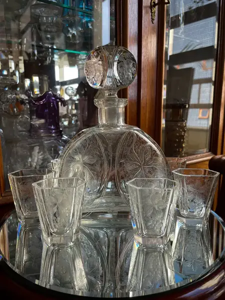 Foto de um(a) Antiga Conjunto Garrafa Licoreira Copos Cristal Tcheco Karl, da categoria de Garrafas. Karl Palda para quem gosta de peças exclusivas. Antigo e maravilhoso conjunto em cristal Tcheco ricamente lapidado à mão.... Mostrado de uma perspectiva diferente. Vendido no marketplace Trésors.