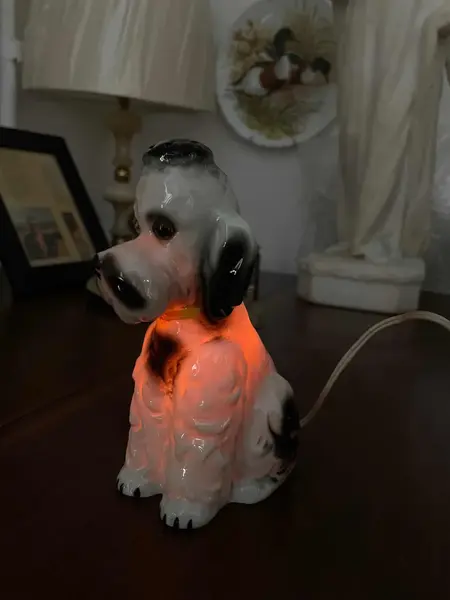 Foto de um(a) Antigo Raro Abajur Escultura De Cachorro Porcelana Alemã, da categoria de Abajures. Antigo e original abajur no formato de cachorro em porcelana alemã, olhos de cristal. Impecável. Década 1930.Medidas 16x11cm. Mostrado de uma perspectiva diferente. Vendido no marketplace Trésors.