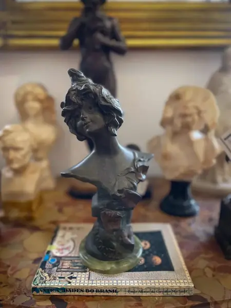Foto de um(a) Antiga Escultura Busto Dama Assinado Pétit Bronze Francês, da categoria de Escultura. ~ Clochette ~Antiga e majestosa escultura artística representando busto feminino. Feita em pétit bronze francês de altíssima... Mostrado de uma perspectiva diferente. Vendido no marketplace Trésors.