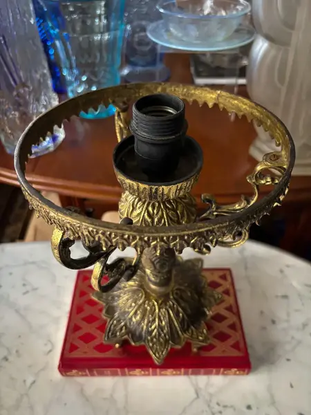 Foto de um(a) Antiga Luminária Clássica Abajur De Mesa Bronze E Opalina, da categoria de Abajures. Antigo e lindo abajur com estrutura em bronze todo trabalhado e cúpula em opalina branca. Todo original. Medidas 36x19cm. Mostrado de uma perspectiva diferente. Vendido no marketplace Trésors.