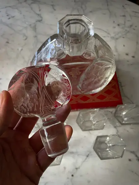 Foto de um(a) Antiga Conjunto Garrafa Licoreira Copos Cristal Tcheco Karl, da categoria de Garrafas. Karl Palda para quem gosta de peças exclusivas. Antigo e maravilhoso conjunto em cristal Tcheco ricamente lapidado à mão.... Mostrado de uma perspectiva diferente. Vendido no marketplace Trésors.
