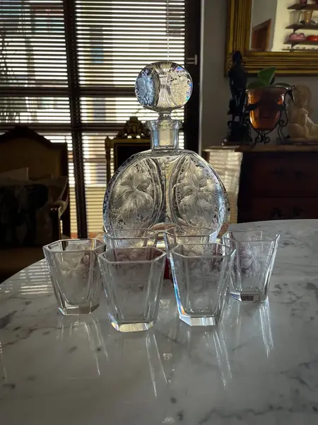 Foto de um(a) Antiga Conjunto Garrafa Licoreira Copos Cristal Tcheco Karl, da categoria de Garrafas. Karl Palda para quem gosta de peças exclusivas. Antigo e maravilhoso conjunto em cristal Tcheco ricamente lapidado à mão.... Mostrado de uma perspectiva diferente. Vendido no marketplace Trésors.