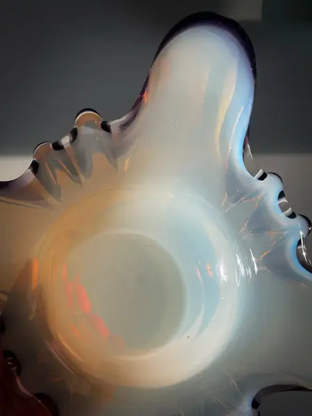 Foto de um(a) Antigo Bowl Decorativo Centro Em Murano Seguso Opalescente, da categoria de Centro de mesa. ~ Opalescent Glass ~Antigo e belíssimo bowl decorativo ou centro de mesa em Murano italiano opalescente com a borda lilás.... Mostrado de uma perspectiva diferente. Vendido no marketplace Trésors.