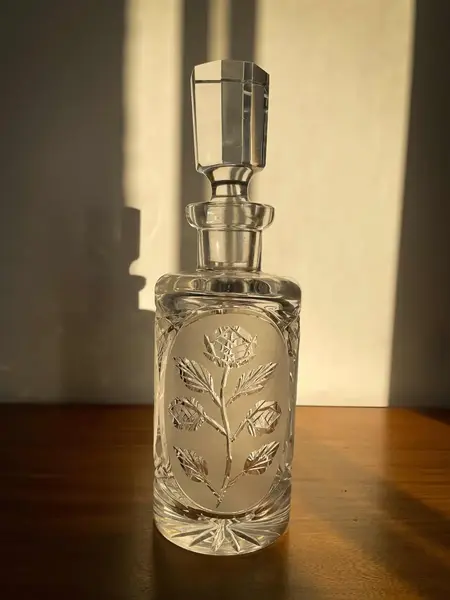Foto de um(a) Antiga Garrafa Licoreira Cristal Francês Satiné Art Deco, da categoria de Garrafas. Antiga e grande garrafa licoreira em bloco maciço e pesado de cristal francês de excelente qualidade, lindo brilho natural e... Mostrado de uma perspectiva diferente. Vendido no marketplace Trésors.