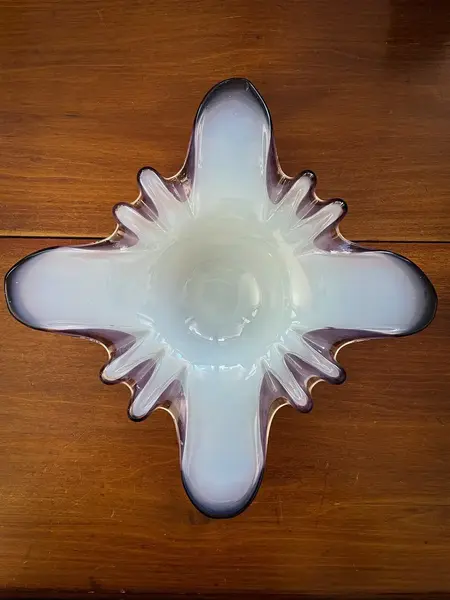 Foto de um(a) Antigo Bowl Decorativo Centro Em Murano Seguso Opalescente, da categoria de Centro de mesa. ~ Opalescent Glass ~Antigo e belíssimo bowl decorativo ou centro de mesa em Murano italiano opalescente com a borda lilás.... Mostrado de uma perspectiva diferente. Vendido no marketplace Trésors.