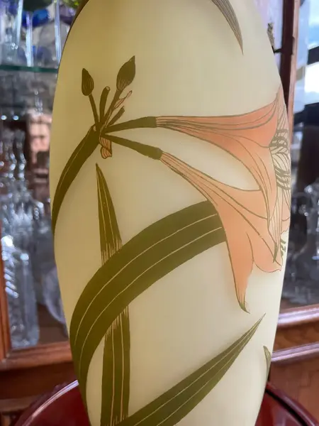 Foto de um(a) Antigo Grande Vaso Art Nouveau Vidro Francês Arsall Glass, da categoria de Vasos. ~ Arsall Glass ~Antigo e grande vaso francês em vidro artístico em tons de verde. A peça é toda feita à mão, decoração... Mostrado de uma perspectiva diferente. Vendido no marketplace Trésors.