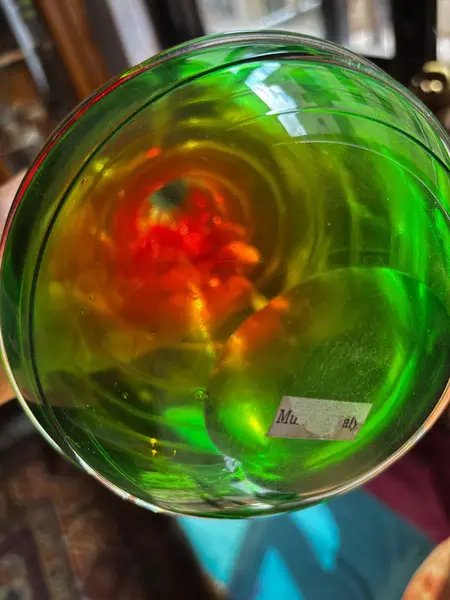 Foto de um(a) Antiga Jarra Art Deco Em Legítimo Murano Italiano Vermelho, da categoria de Jarros. Antiga e diferente jarra em Murano Italiano em tons de vermelho e verde, peca artística, toda feita à mão. Uma... Mostrado de uma perspectiva diferente. Vendido no marketplace Trésors.
