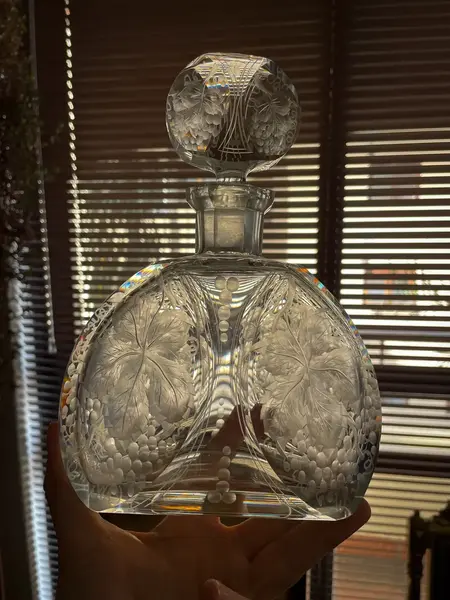 Foto de um(a) Antiga Conjunto Garrafa Licoreira Copos Cristal Tcheco Karl, da categoria de Garrafas. Karl Palda para quem gosta de peças exclusivas. Antigo e maravilhoso conjunto em cristal Tcheco ricamente lapidado à mão.... Mostrado de uma perspectiva diferente. Vendido no marketplace Trésors.