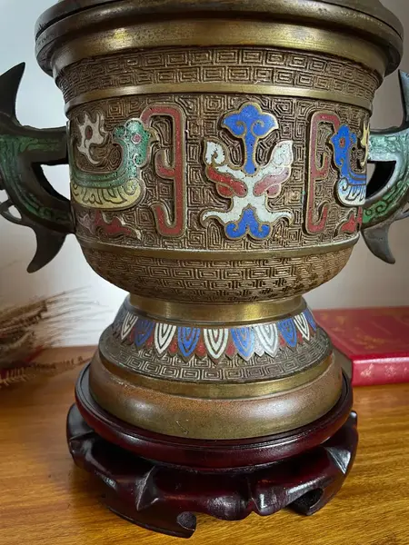 Foto de um(a) Antigo Potiche Defumador Incensário Japonês Bronze Cloisonné, da categoria de Garrafas, potes e jarros. Antigo e raro potiche defumador em bronze maciço com decoração manual da primorosa técnica Cloisonné, trabalho em esmalte na... Mostrado de uma perspectiva diferente. Vendido no marketplace Trésors.