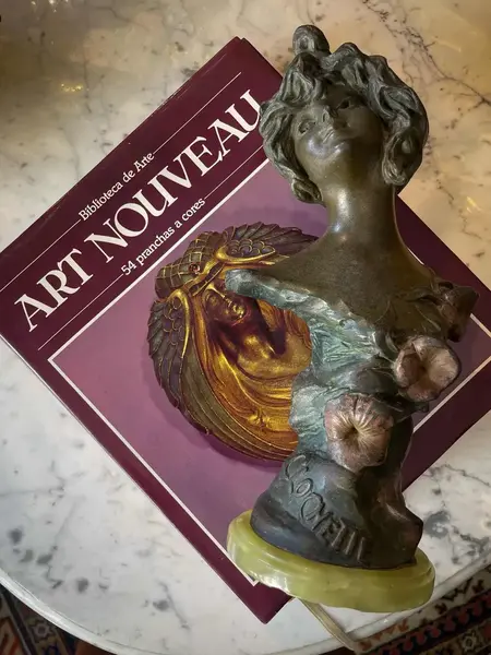 Foto de um(a) Antiga Escultura Busto Dama Assinado Pétit Bronze Francês, da categoria de Escultura. ~ Clochette ~Antiga e majestosa escultura artística representando busto feminino. Feita em pétit bronze francês de altíssima... Mostrado de uma perspectiva diferente. Vendido no marketplace Trésors.