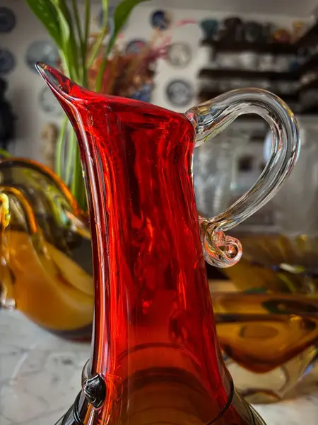Foto de um(a) Antiga Jarra Art Deco Em Legítimo Murano Italiano Vermelho, da categoria de Jarros. Antiga e diferente jarra em Murano Italiano em tons de vermelho e verde, peca artística, toda feita à mão. Uma... Mostrado de uma perspectiva diferente. Vendido no marketplace Trésors.