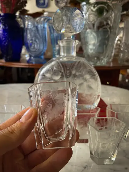 Foto de um(a) Antiga Conjunto Garrafa Licoreira Copos Cristal Tcheco Karl, da categoria de Garrafas. Karl Palda para quem gosta de peças exclusivas. Antigo e maravilhoso conjunto em cristal Tcheco ricamente lapidado à mão.... Mostrado de uma perspectiva diferente. Vendido no marketplace Trésors.
