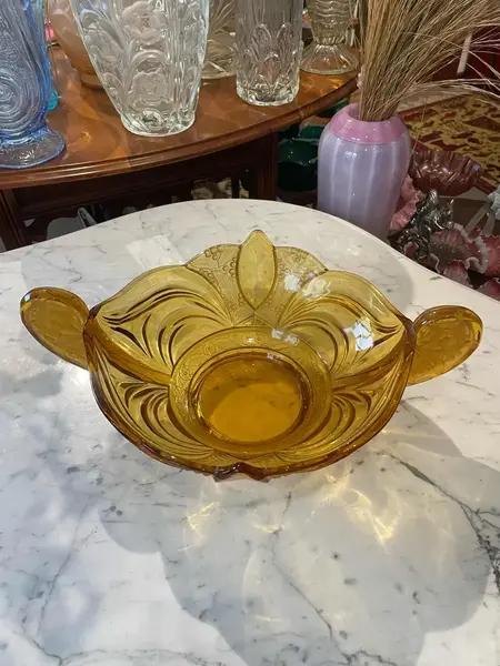 Foto de um(a) Antigo Centro De Mesa Art Deco Vidro Âmbar Walther & Sohne, da categoria de Centro de mesa. ~ Walther & Sohne ~ Antigo e grande bowl centro de mesa em vidro artístico âmbar com detalhes em satiné, linda cor e... Mostrado de uma perspectiva diferente. Vendido no marketplace Trésors.
