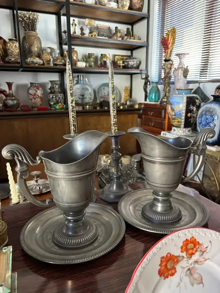 Foto de um(a) Antigo Par Jarros Présentoir Vasos Clássico Estanho Francês, da categoria de Jarros. Antigo e belíssimo par de jarros com présentoir em estanho francês, formato clássico, lindo e muito chique. Combina com todo... Mostrado de uma perspectiva diferente. Vendido no marketplace Trésors.