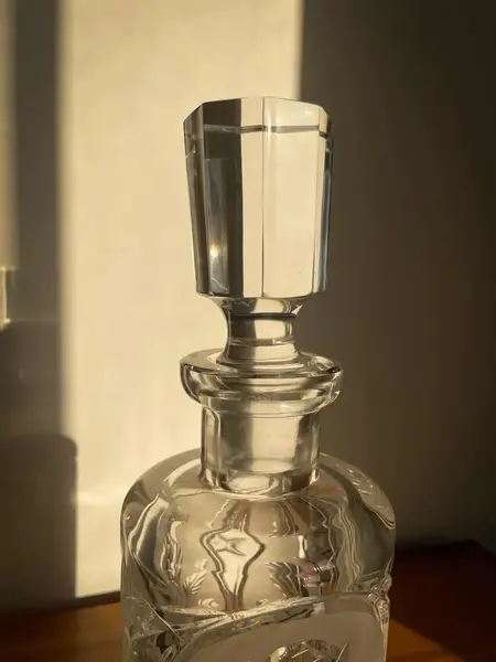 Foto de um(a) Antiga Garrafa Licoreira Cristal Francês Satiné Art Deco, da categoria de Garrafas. Antiga e grande garrafa licoreira em bloco maciço e pesado de cristal francês de excelente qualidade, lindo brilho natural e... Mostrado de uma perspectiva diferente. Vendido no marketplace Trésors.