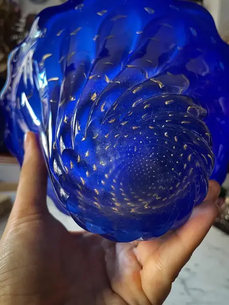 Foto de um(a) Antigo Bowl Centro De Mesa Fruteira Murano Italiano Com Ouro, da categoria de Travessas e tigelas. Belo bowl centro de mesa em Murano na cor azul royal, técnica de trabalho Bullicante com detalhes em ouro 18k. Peça... Mostrado de uma perspectiva diferente. Vendido no marketplace Trésors.